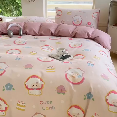 91家纺网 家纺一手货源 找家纺 可可家纺 2025新款印花卡通芦荟棉四件套亲肤床单被套三件套 蜜桃小羊
