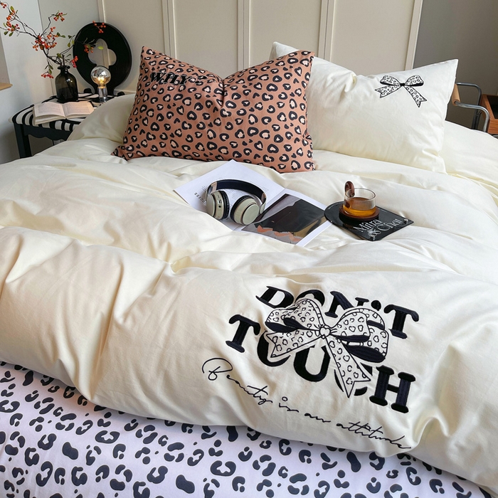 91家纺网 家纺一手货源 找家纺 炫拼家纺 2026新款丝蕴系列全棉纯棉磨毛绣花蝴蝶结豹纹纯棉四件套-丝蕴 丝蕴-爱情手札