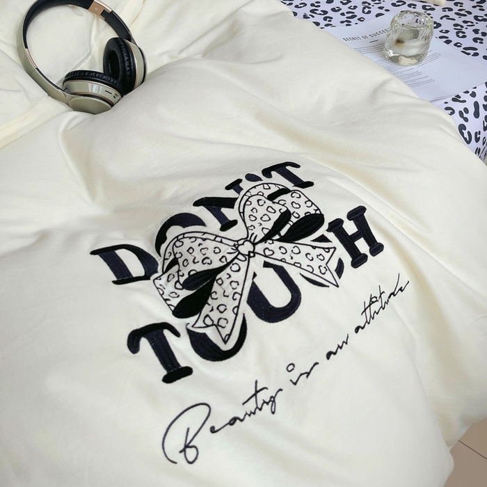 91家纺网 家纺一手货源 找家纺 炫拼家纺 2026新款丝蕴系列全棉纯棉磨毛绣花蝴蝶结豹纹纯棉四件套-丝蕴 丝蕴-爱情手札