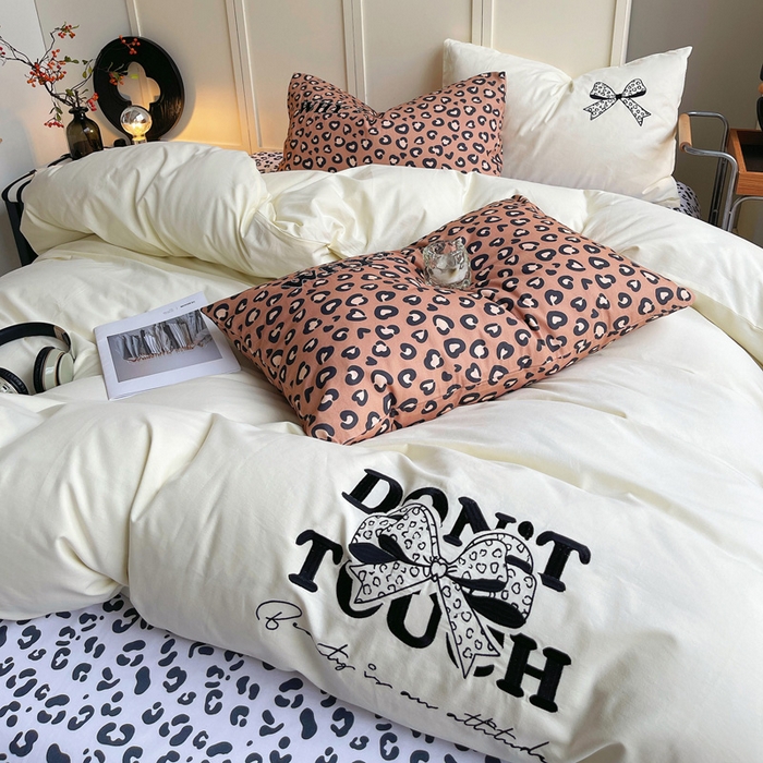 91家纺网 家纺一手货源 找家纺 炫拼家纺 2026新款丝蕴系列全棉纯棉磨毛绣花蝴蝶结豹纹纯棉四件套-丝蕴 丝蕴-爱情手札