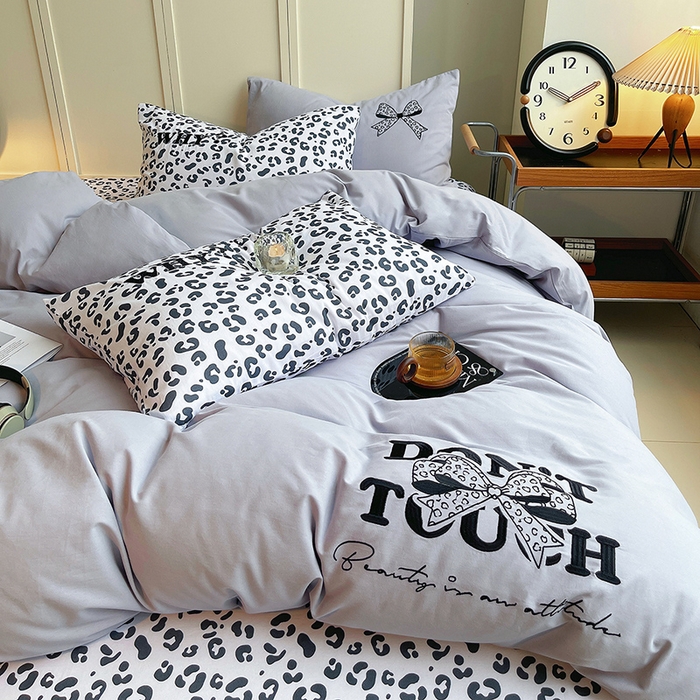 91家纺网 家纺一手货源 找家纺 炫拼家纺 2026新款丝蕴系列全棉纯棉磨毛绣花蝴蝶结豹纹纯棉四件套-丝蕴 丝蕴-蓝色记忆