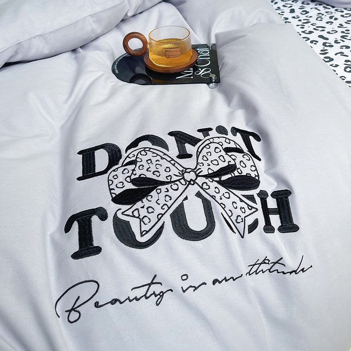 91家纺网 家纺一手货源 找家纺 炫拼家纺 2026新款丝蕴系列全棉纯棉磨毛绣花蝴蝶结豹纹纯棉四件套-丝蕴 丝蕴-蓝色记忆