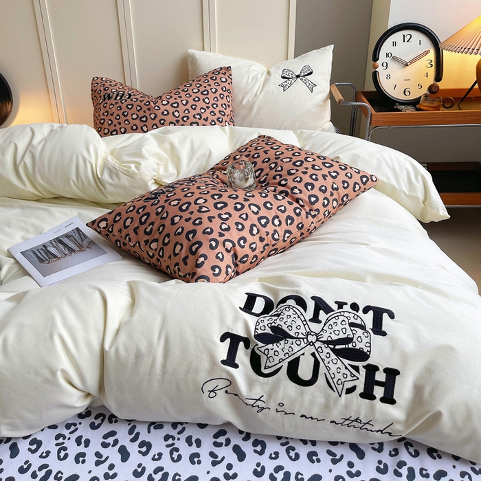 91家纺网 家纺一手货源 找家纺 炫拼家纺 2026新款丝蕴系列全棉纯棉磨毛绣花蝴蝶结豹纹纯棉四件套-丝蕴 丝蕴-爱情手札