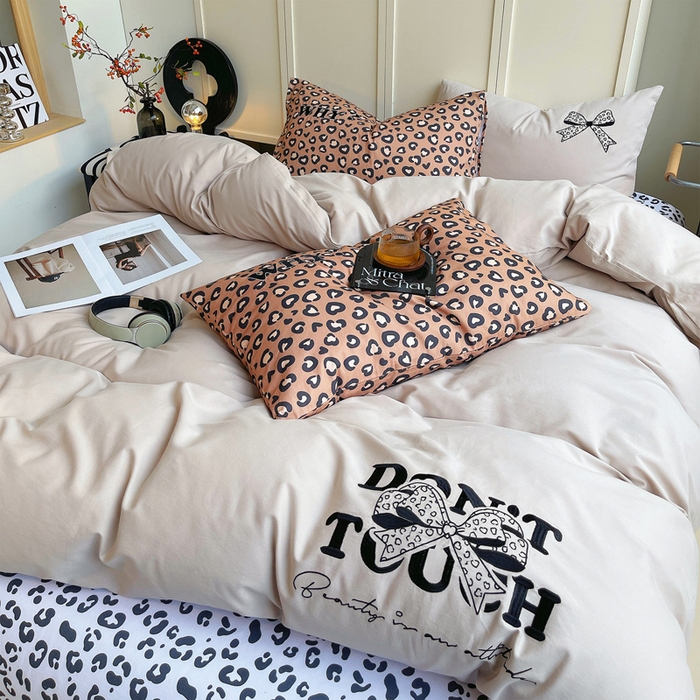 91家纺网 家纺一手货源 找家纺 炫拼家纺 2026新款丝蕴系列全棉纯棉磨毛绣花蝴蝶结豹纹纯棉四件套-丝蕴 丝蕴-半糖主义