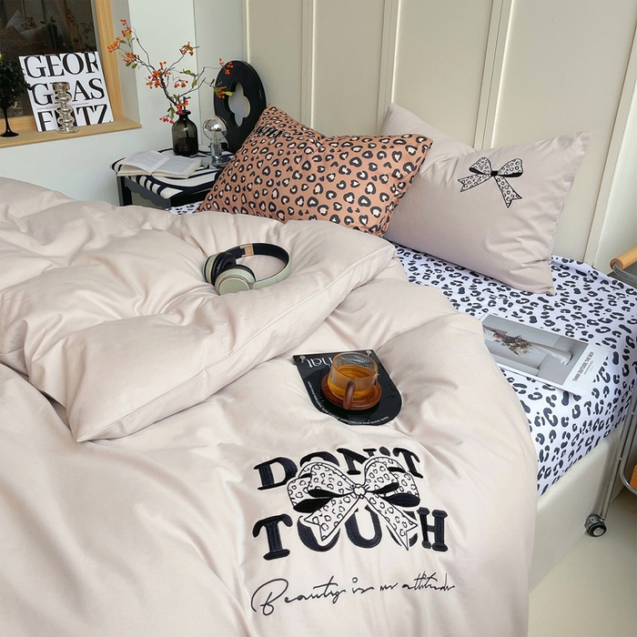 91家纺网 家纺一手货源 找家纺 炫拼家纺 2026新款丝蕴系列全棉纯棉磨毛绣花蝴蝶结豹纹纯棉四件套-丝蕴 丝蕴-半糖主义