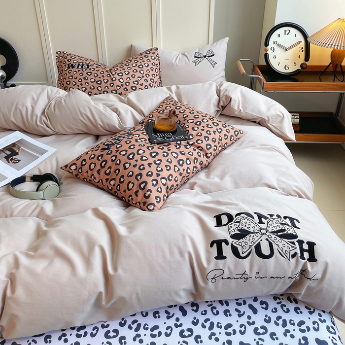 91家纺网 家纺一手货源 找家纺 炫拼家纺 2026新款丝蕴系列全棉纯棉磨毛绣花蝴蝶结豹纹纯棉四件套-丝蕴 丝蕴-半糖主义