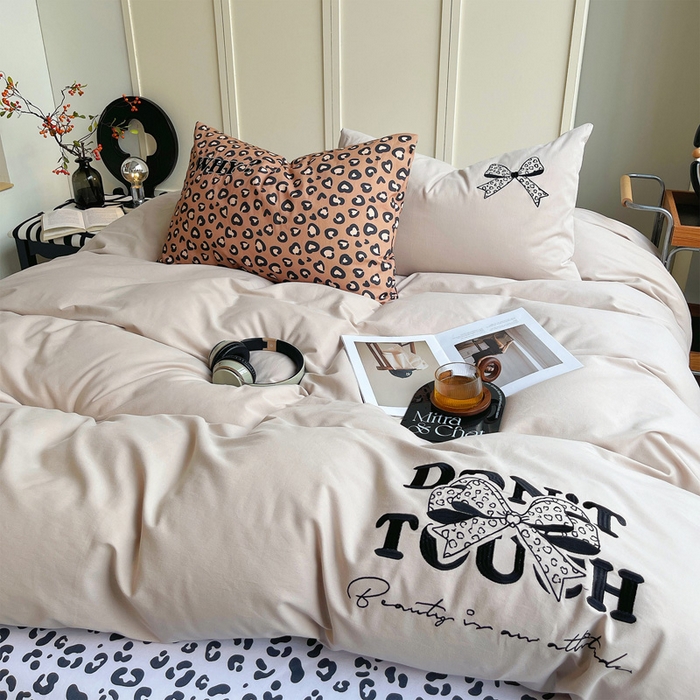 91家纺网 家纺一手货源 找家纺 炫拼家纺 2026新款丝蕴系列全棉纯棉磨毛绣花蝴蝶结豹纹纯棉四件套-丝蕴 丝蕴-半糖主义