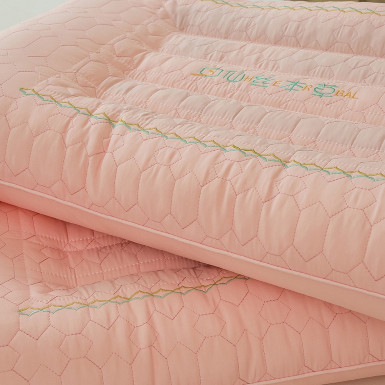 91家纺网 家纺一手货源 找家纺 晚儿 2025新款负离子仙丝本草枕头枕芯 粉色