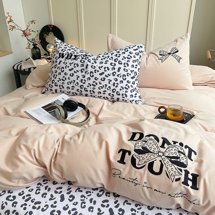 91家纺网 家纺一手货源 找家纺 炫拼家纺 2026新款丝蕴系列全棉纯棉磨毛绣花蝴蝶结豹纹纯棉四件套-丝蕴 丝蕴-秘密花园