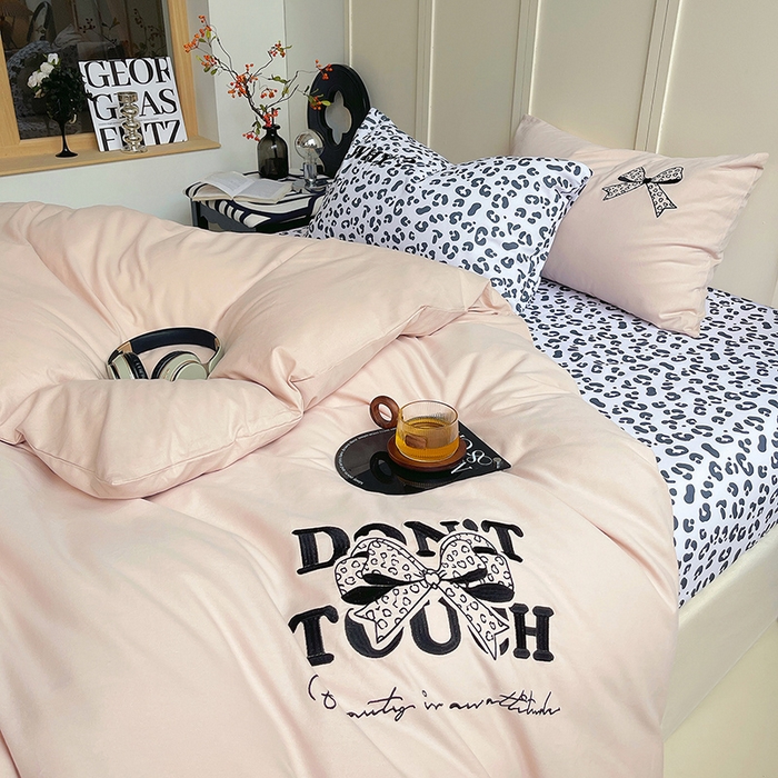 91家纺网 家纺一手货源 找家纺 炫拼家纺 2026新款丝蕴系列全棉纯棉磨毛绣花蝴蝶结豹纹纯棉四件套-丝蕴 丝蕴-秘密花园