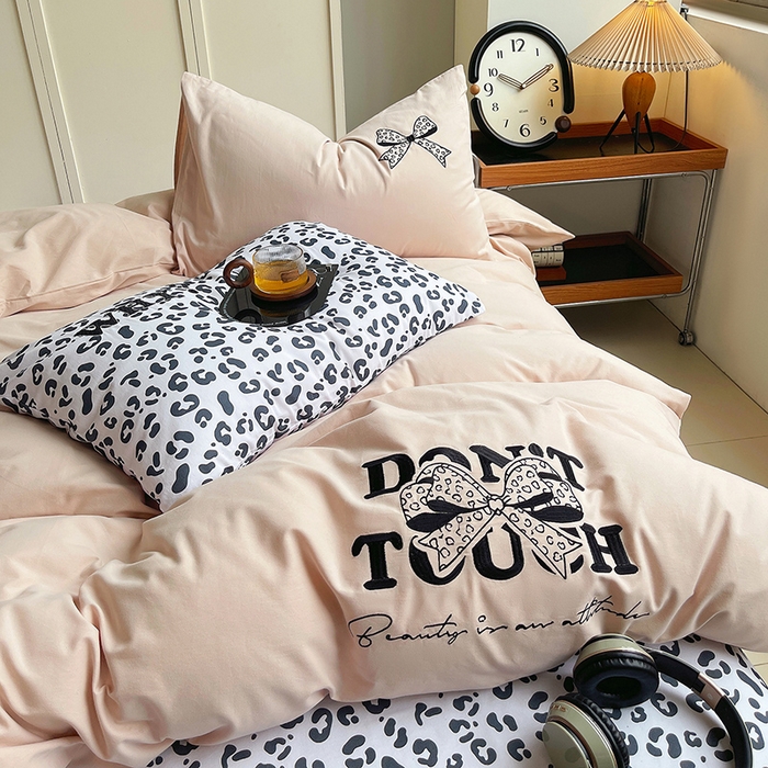 91家纺网 家纺一手货源 找家纺 炫拼家纺 2026新款丝蕴系列全棉纯棉磨毛绣花蝴蝶结豹纹纯棉四件套-丝蕴 丝蕴-秘密花园