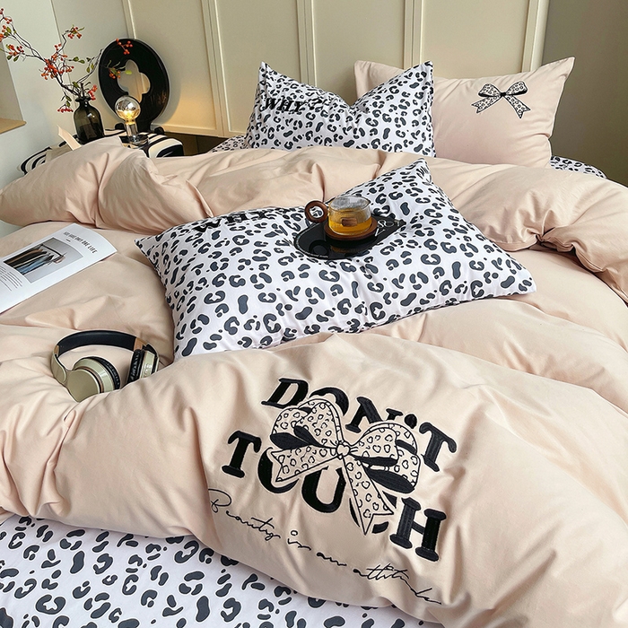 91家纺网 家纺一手货源 找家纺 炫拼家纺 2026新款丝蕴系列全棉纯棉磨毛绣花蝴蝶结豹纹纯棉四件套-丝蕴 丝蕴-秘密花园