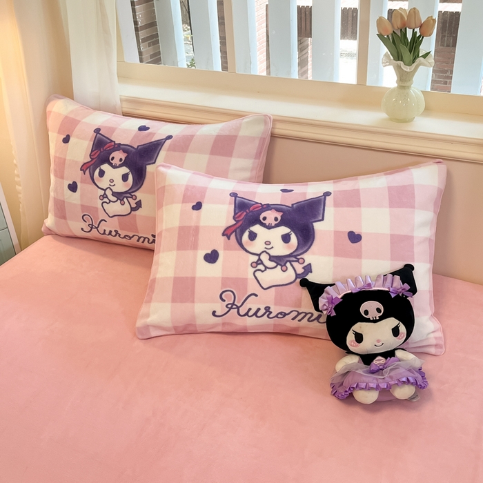 91家纺网 家纺一手货源 找家纺 金爱家 2025新款正版三丽鸥授权大版卡通平网数码印花加厚高克重牛奶绒系列四件套-第一批 绒大版-R甜趣库洛米