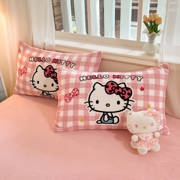 91家纺网 家纺一手货源 找家纺 金爱家 2025新款正版三丽鸥授权大版卡通平网数码印花加厚高克重牛奶绒系列四件套-第一批 绒大版-R甜甜粉格kitty