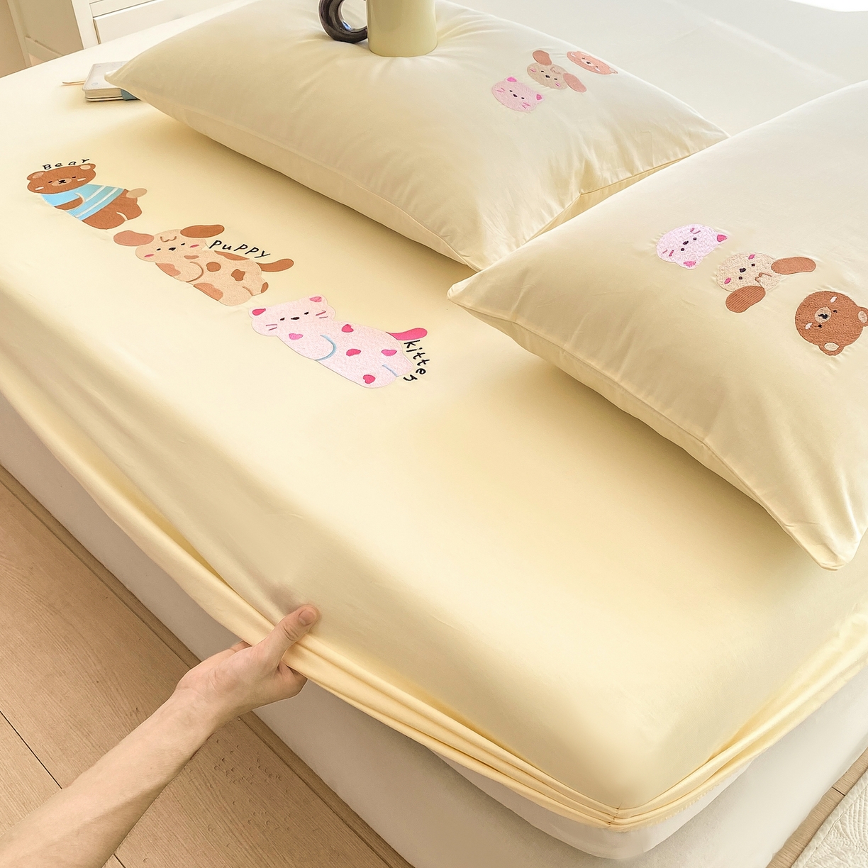 91家纺网 家纺一手货源 找家纺 灰鲸 2025新款全棉刺绣大床床笠-懒懒小憩系列 懒懒小憩-黄