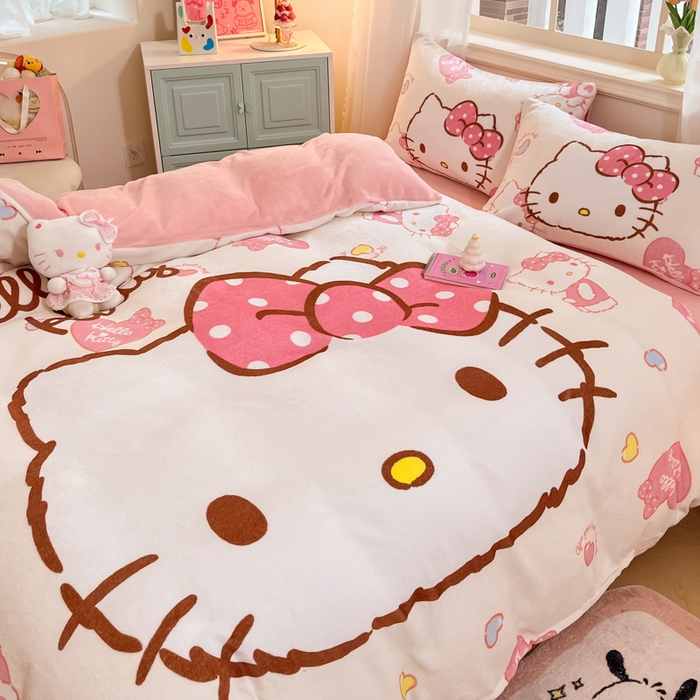 91家纺网 家纺一手货源 找家纺 金爱家 2025新款正版三丽鸥授权大版卡通平网数码印花加厚高克重牛奶绒系列四件套-第一批 绒大版-R甜甜奶油kitty