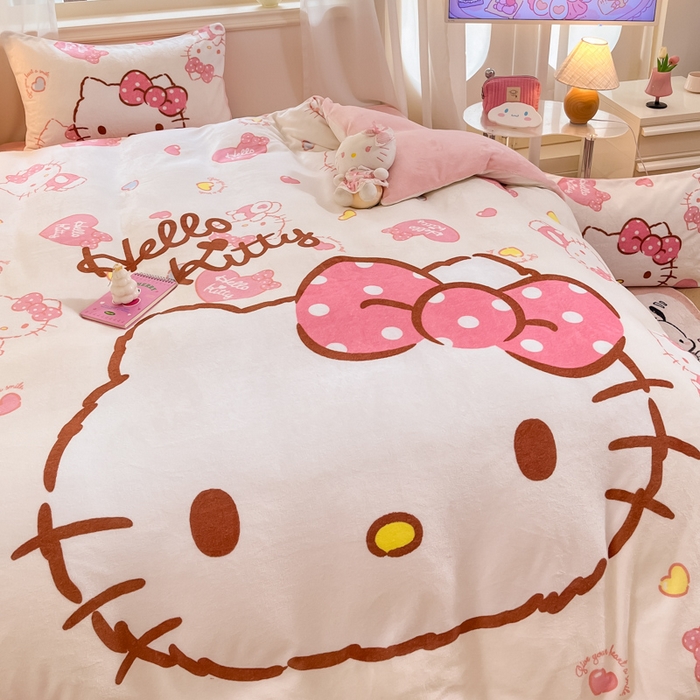 91家纺网 家纺一手货源 找家纺 金爱家 2025新款正版三丽鸥授权大版卡通平网数码印花加厚高克重牛奶绒系列四件套-第一批 绒大版-R甜甜奶油kitty