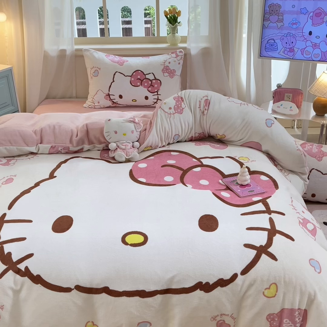 91家纺网 家纺一手货源 找家纺 金爱家 2025新款正版三丽鸥授权大版卡通平网数码印花加厚高克重牛奶绒系列四件套-第一批 绒大版-R甜甜奶油kitty