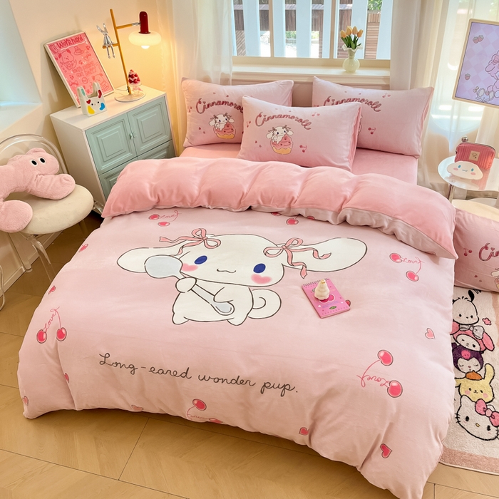 91家纺网 家纺一手货源 找家纺 金爱家 2025新款正版三丽鸥授权大版卡通平网数码印花加厚高克重牛奶绒系列四件套-第一批 绒大版-R樱桃美美大耳狗