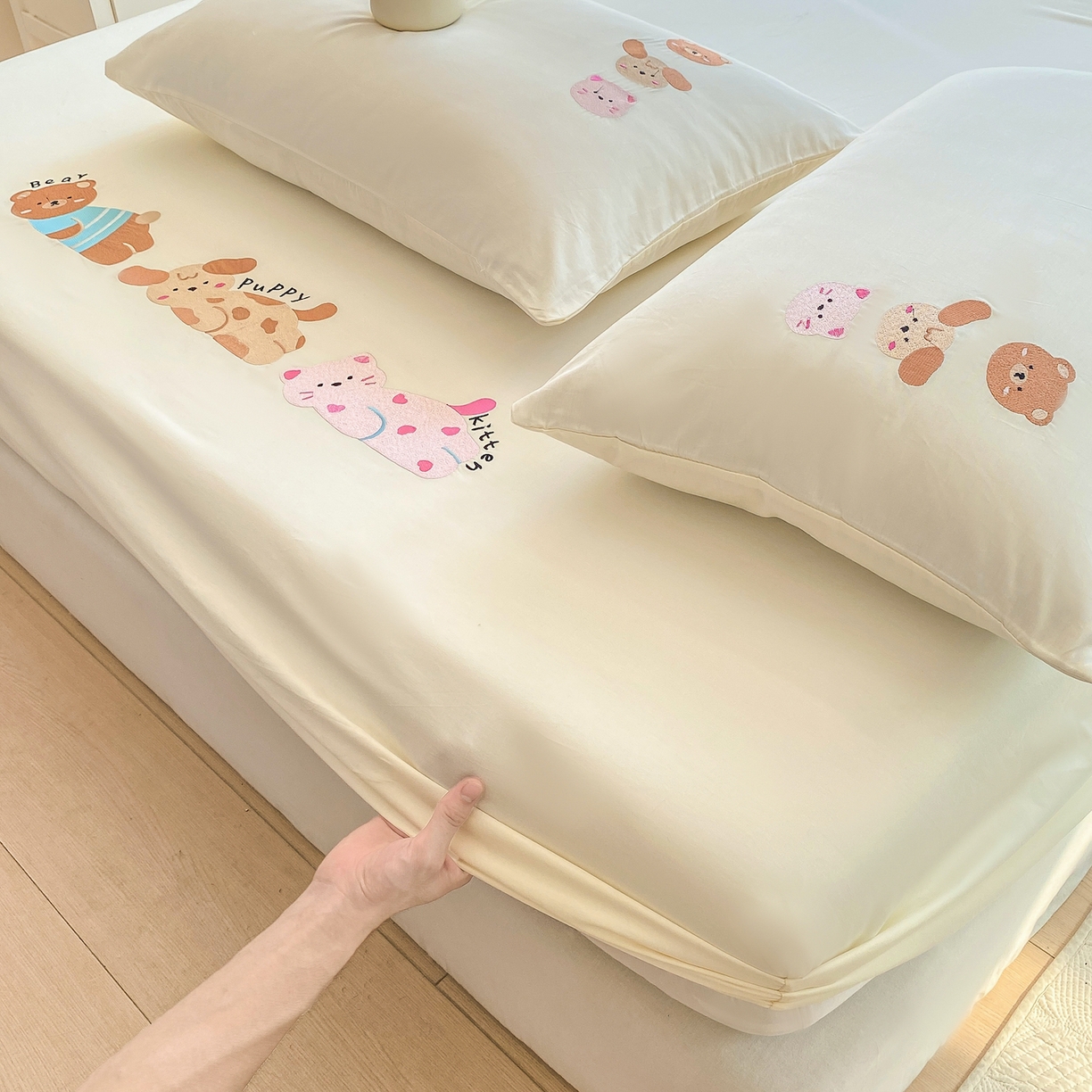 91家纺网 家纺一手货源 找家纺 灰鲸 2025新款全棉刺绣大床床笠-懒懒小憩系列 懒懒小憩-白