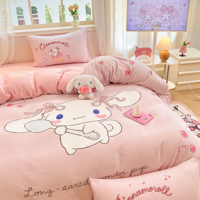 91家纺网 家纺一手货源 找家纺 金爱家 2025新款正版三丽鸥授权大版卡通平网数码印花加厚高克重牛奶绒系列四件套-第一批 绒大版-R樱桃美美大耳狗