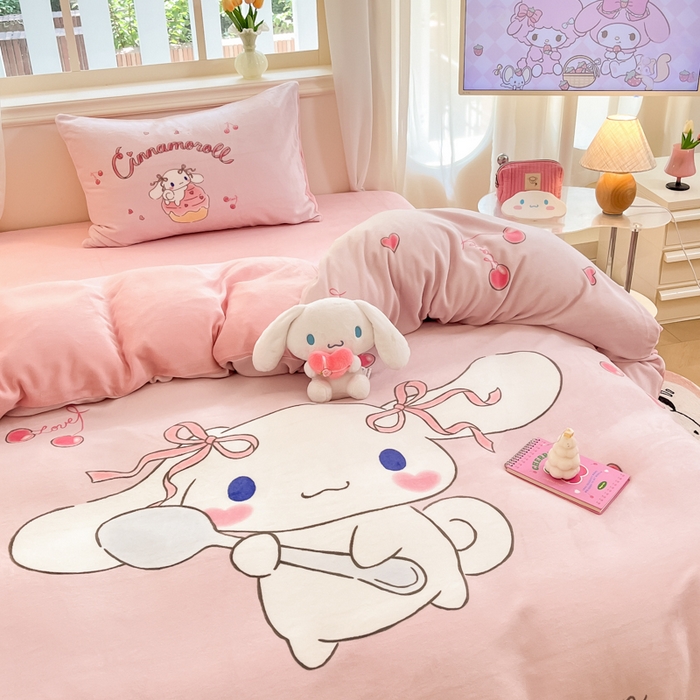 91家纺网 家纺一手货源 找家纺 金爱家 2025新款正版三丽鸥授权大版卡通平网数码印花加厚高克重牛奶绒系列四件套-第一批 绒大版-R樱桃美美大耳狗