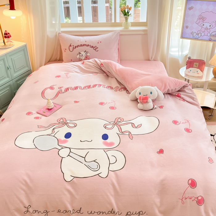 91家纺网 家纺一手货源 找家纺 金爱家 2025新款正版三丽鸥授权大版卡通平网数码印花加厚高克重牛奶绒系列四件套-第一批 绒大版-R樱桃美美大耳狗