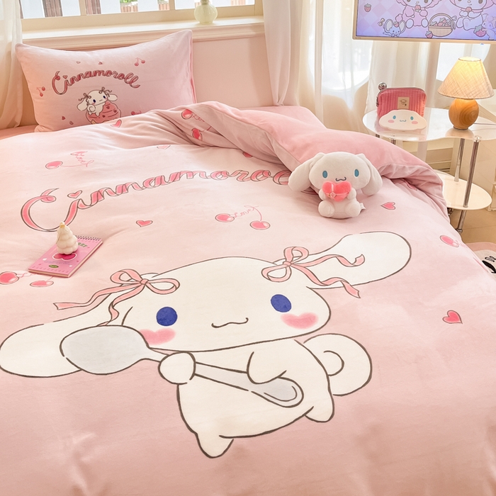 91家纺网 家纺一手货源 找家纺 金爱家 2025新款正版三丽鸥授权大版卡通平网数码印花加厚高克重牛奶绒系列四件套-第一批 绒大版-R樱桃美美大耳狗