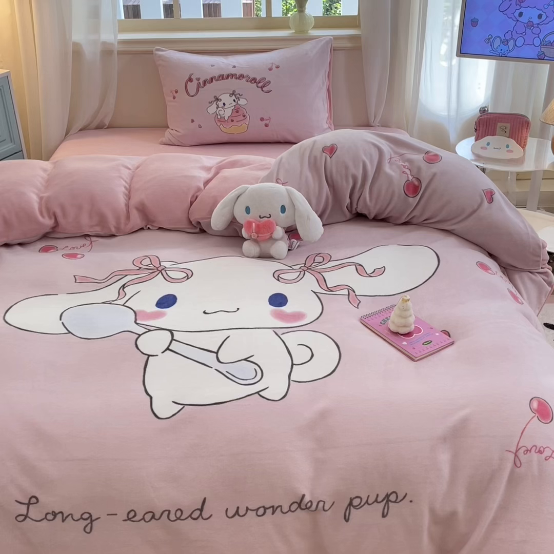 91家纺网 家纺一手货源 找家纺 金爱家 2025新款正版三丽鸥授权大版卡通平网数码印花加厚高克重牛奶绒系列四件套-第一批 绒大版-R樱桃美美大耳狗