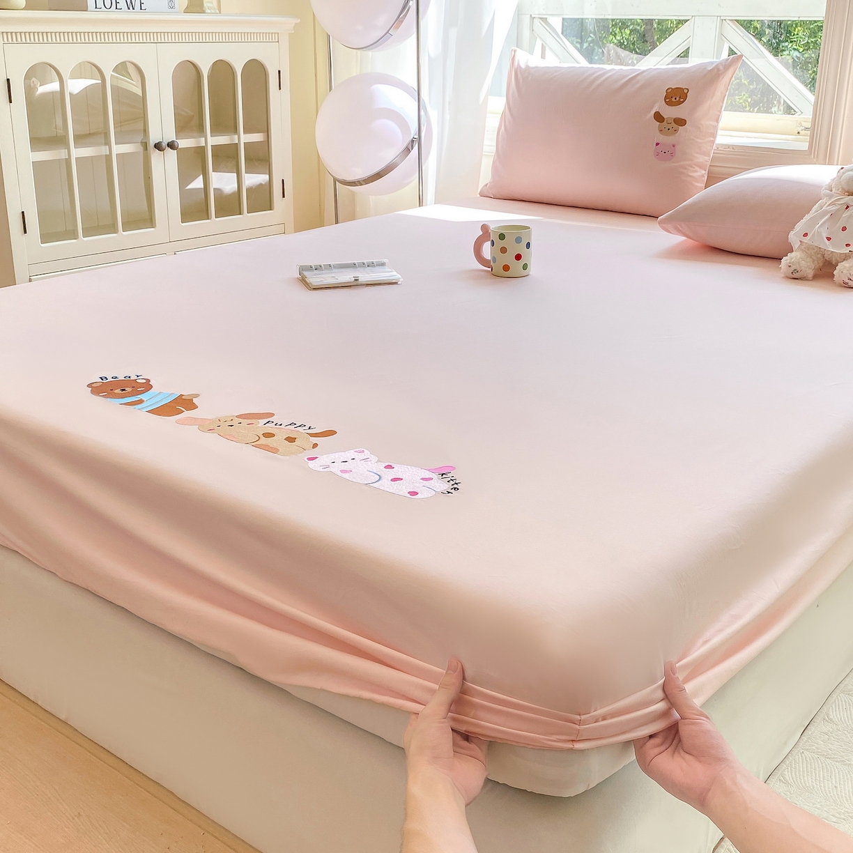 91家纺网 家纺一手货源 找家纺 灰鲸 2025新款全棉刺绣大床床笠-懒懒小憩系列 懒懒小憩-粉