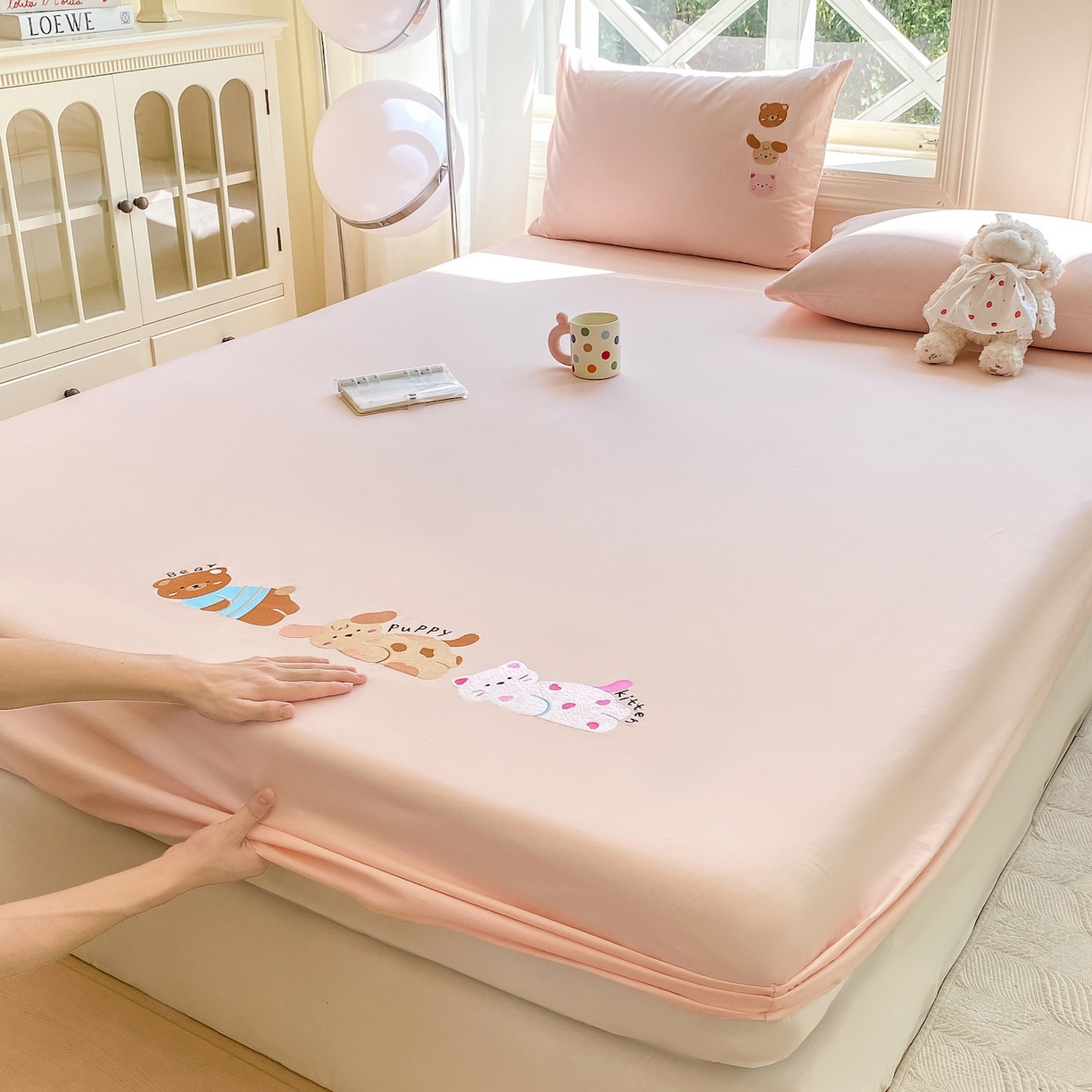 91家纺网 家纺一手货源 找家纺 灰鲸 2025新款全棉刺绣大床床笠-懒懒小憩系列 懒懒小憩-粉