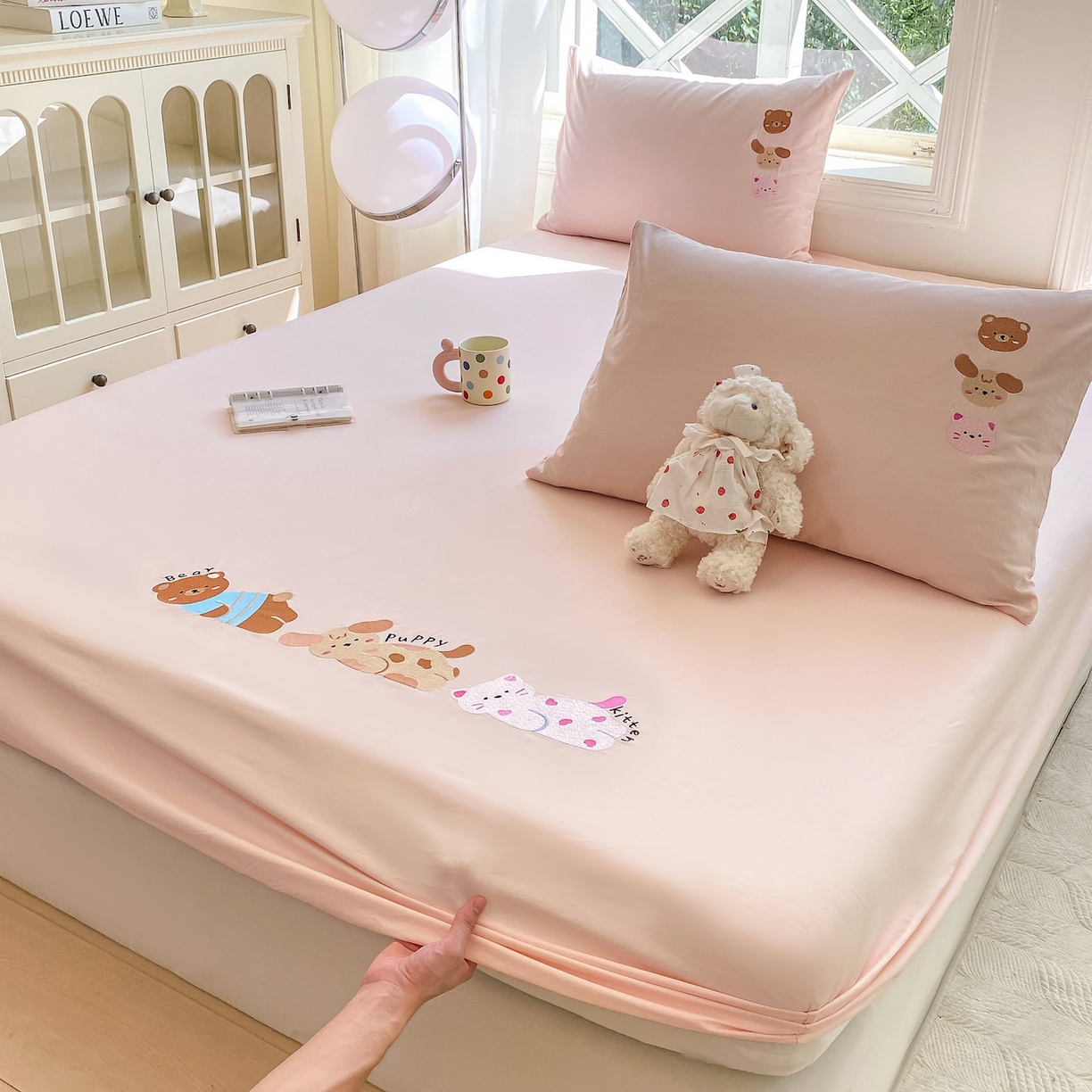 91家纺网 家纺一手货源 找家纺 灰鲸 2025新款全棉刺绣大床床笠-懒懒小憩系列 懒懒小憩-粉