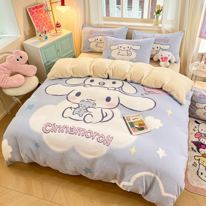 91家纺网 家纺一手货源 找家纺 金爱家 2025新款正版三丽鸥授权大版卡通平网数码印花加厚高克重牛奶绒系列四件套-第一批 绒大版-R云朵玩偶大耳狗