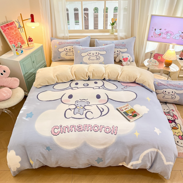 91家纺网 家纺一手货源 找家纺 金爱家 2025新款正版三丽鸥授权大版卡通平网数码印花加厚高克重牛奶绒系列四件套-第一批 绒大版-R云朵玩偶大耳狗