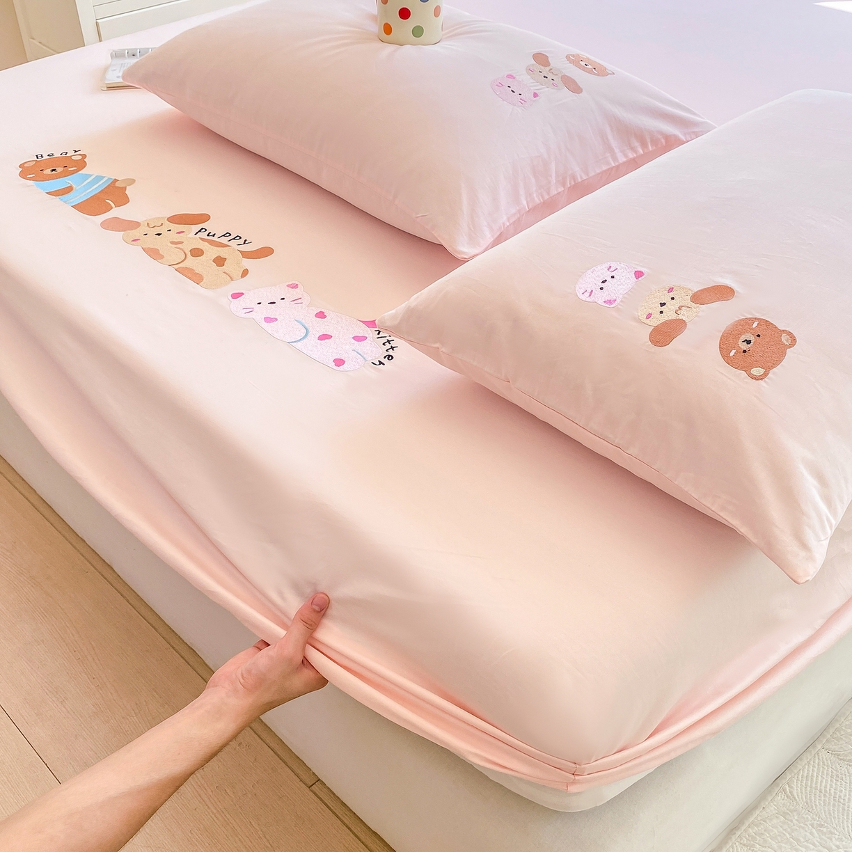 91家纺网 家纺一手货源 找家纺 灰鲸 2025新款全棉刺绣大床床笠-懒懒小憩系列 懒懒小憩-粉