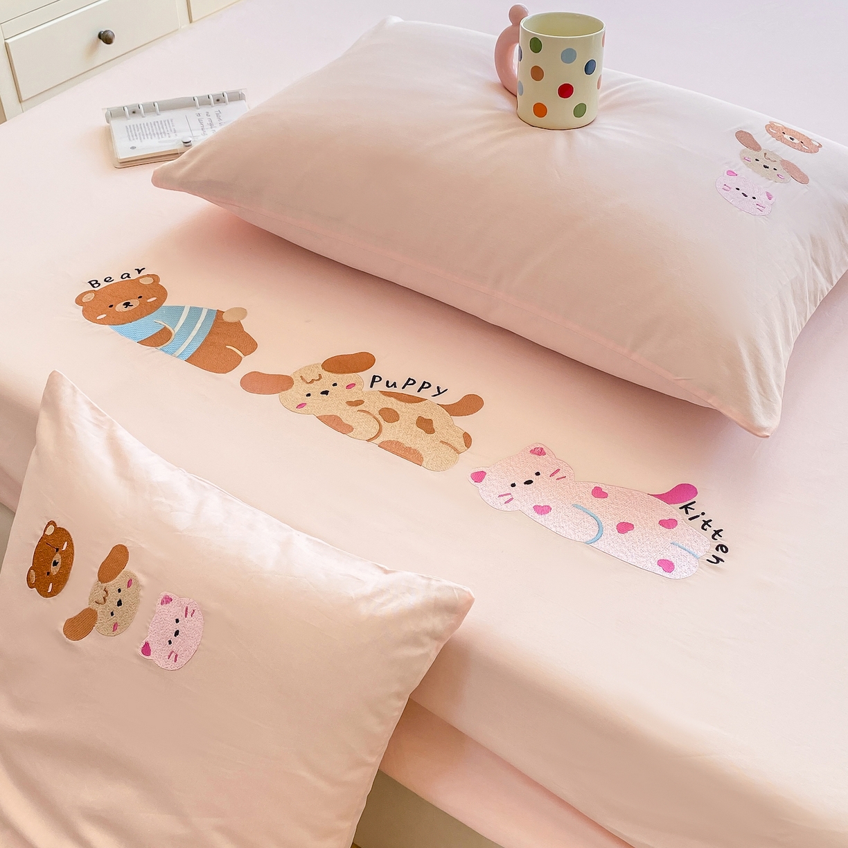 91家纺网 家纺一手货源 找家纺 灰鲸 2025新款全棉刺绣大床床笠-懒懒小憩系列 懒懒小憩-粉