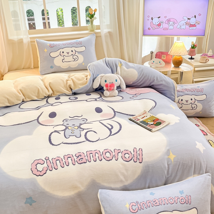 91家纺网 家纺一手货源 找家纺 金爱家 2025新款正版三丽鸥授权大版卡通平网数码印花加厚高克重牛奶绒系列四件套-第一批 绒大版-R云朵玩偶大耳狗