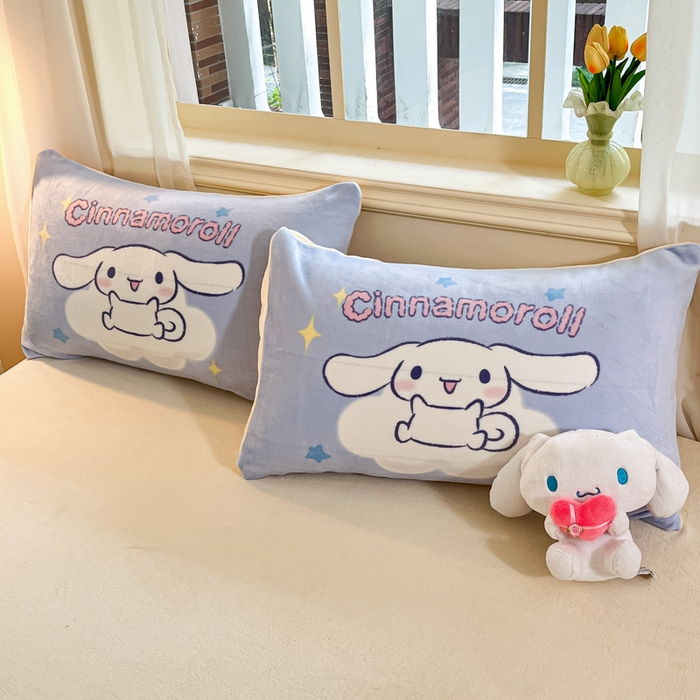 91家纺网 家纺一手货源 找家纺 金爱家 2025新款正版三丽鸥授权大版卡通平网数码印花加厚高克重牛奶绒系列四件套-第一批 绒大版-R云朵玩偶大耳狗