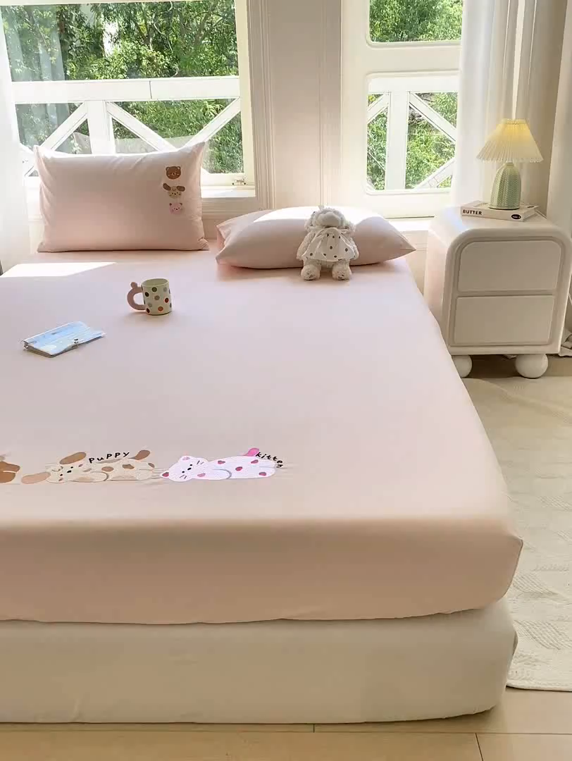 91家纺网 家纺一手货源 找家纺 灰鲸 2025新款全棉刺绣大床床笠-懒懒小憩系列 懒懒小憩-粉