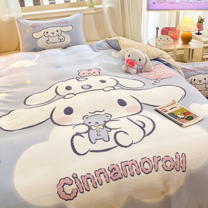 91家纺网 家纺一手货源 找家纺 金爱家 2025新款正版三丽鸥授权大版卡通平网数码印花加厚高克重牛奶绒系列四件套-第一批 绒大版-R云朵玩偶大耳狗