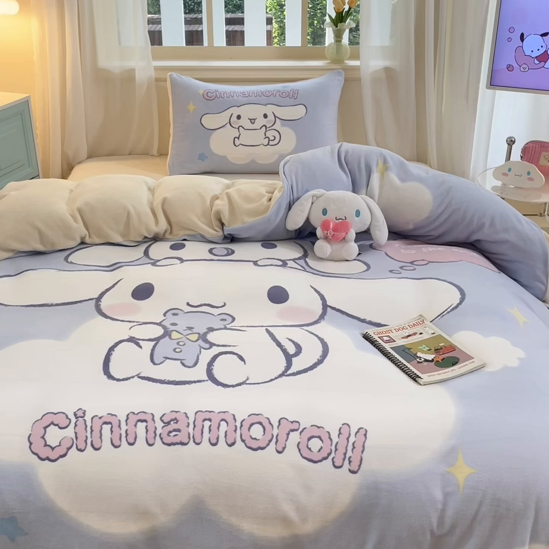 91家纺网 家纺一手货源 找家纺 金爱家 2025新款正版三丽鸥授权大版卡通平网数码印花加厚高克重牛奶绒系列四件套-第一批 绒大版-R云朵玩偶大耳狗