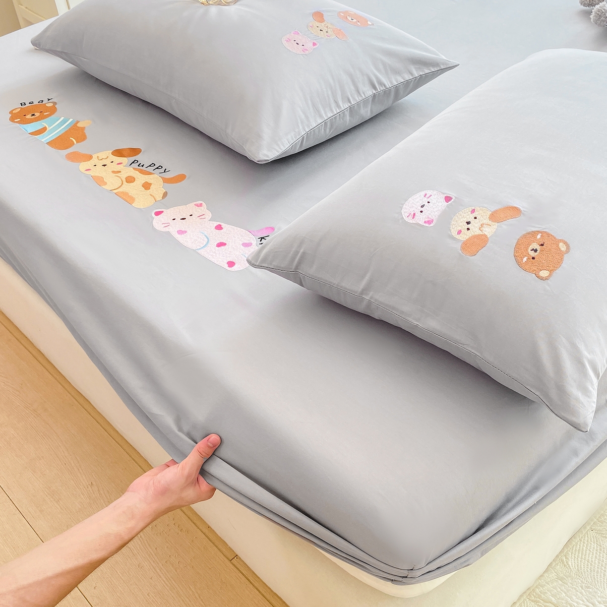 91家纺网 家纺一手货源 找家纺 灰鲸 2025新款全棉刺绣大床床笠-懒懒小憩系列 懒懒小憩-灰