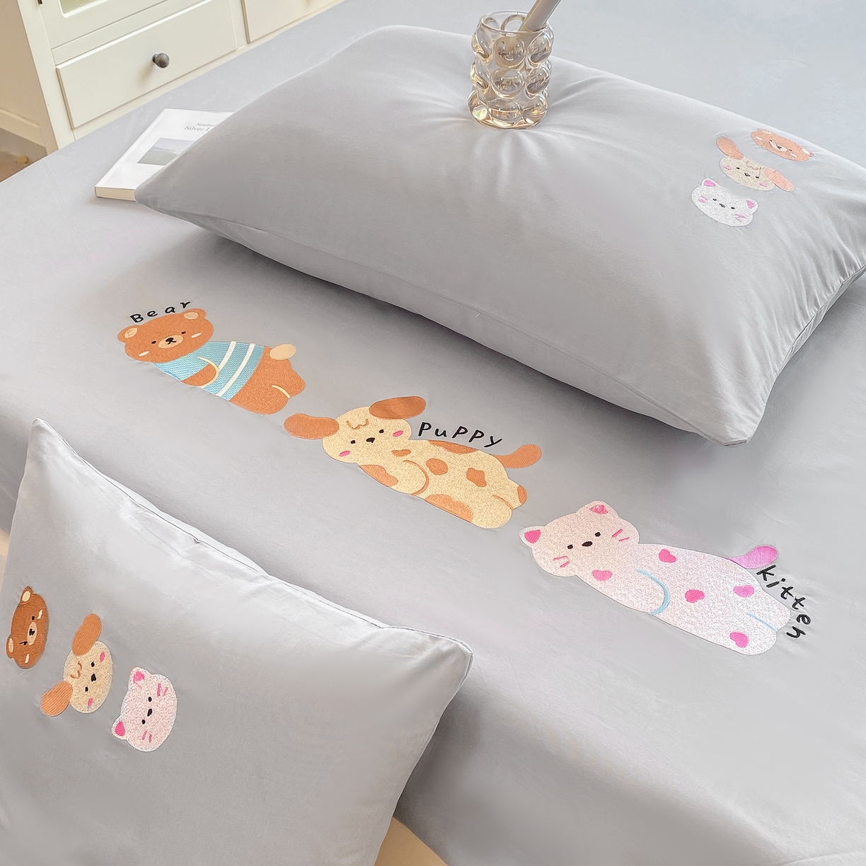 91家纺网 家纺一手货源 找家纺 灰鲸 2025新款全棉刺绣大床床笠-懒懒小憩系列 懒懒小憩-灰