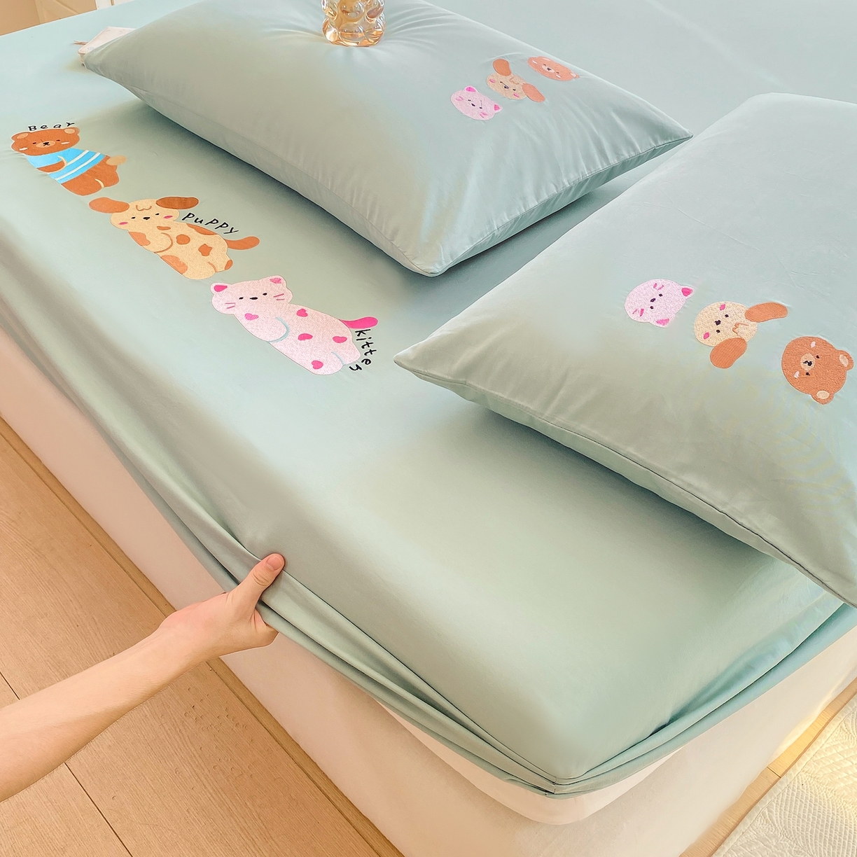 91家纺网 家纺一手货源 找家纺 灰鲸 2025新款全棉刺绣大床床笠-懒懒小憩系列 懒懒小憩-绿