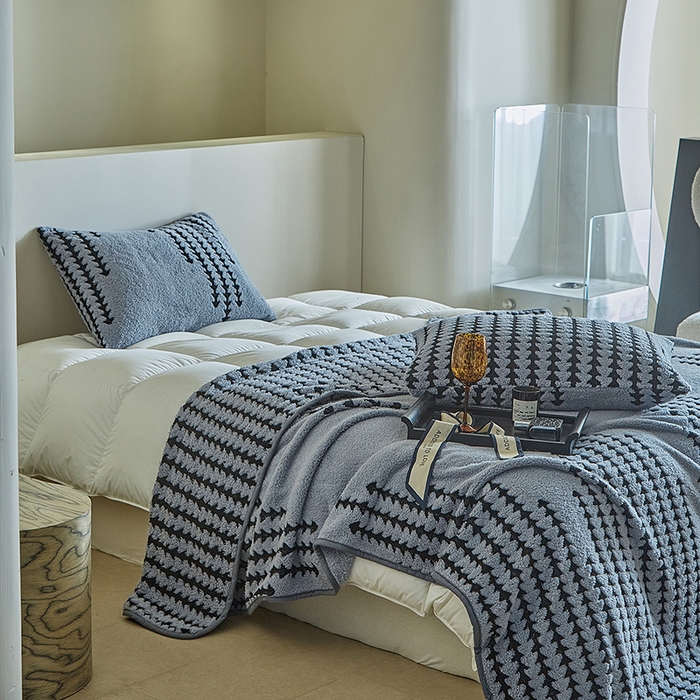 91家纺网 家纺一手货源 找家纺 温宁家纺 2025新款步步高单层毛毯盖毯 毛毯-步步高雾蓝