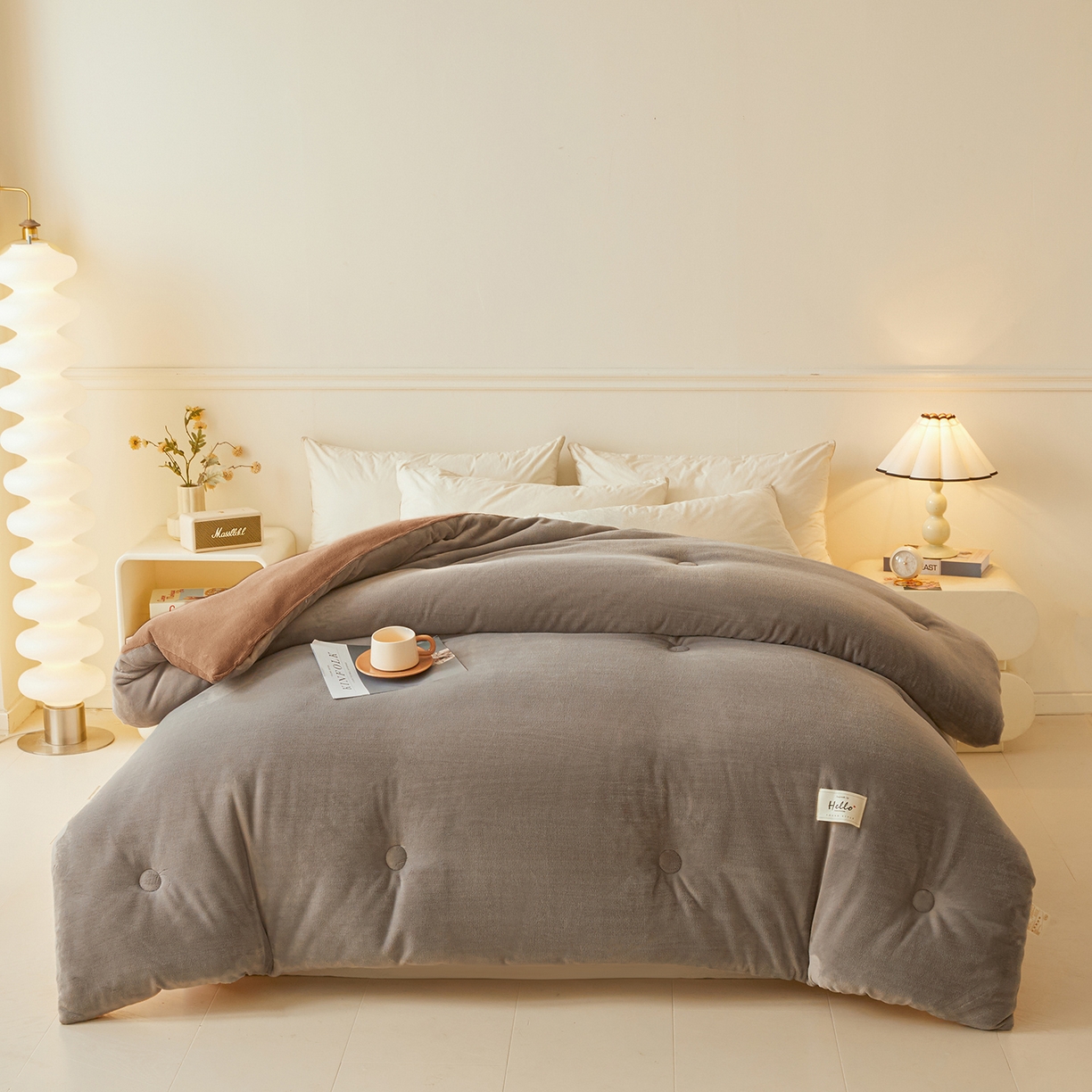 91家纺网 家纺一手货源 找家纺 鑫佰利 2025新款柔暖纯色牛奶绒冬被被子被芯 灰咖双拼