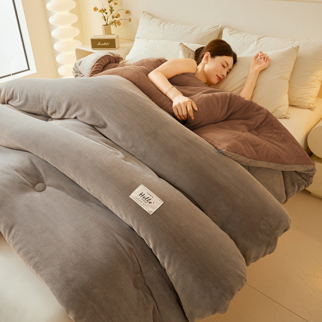 91家纺网 家纺一手货源 找家纺 鑫佰利 2025新款柔暖纯色牛奶绒冬被被子被芯 灰咖双拼
