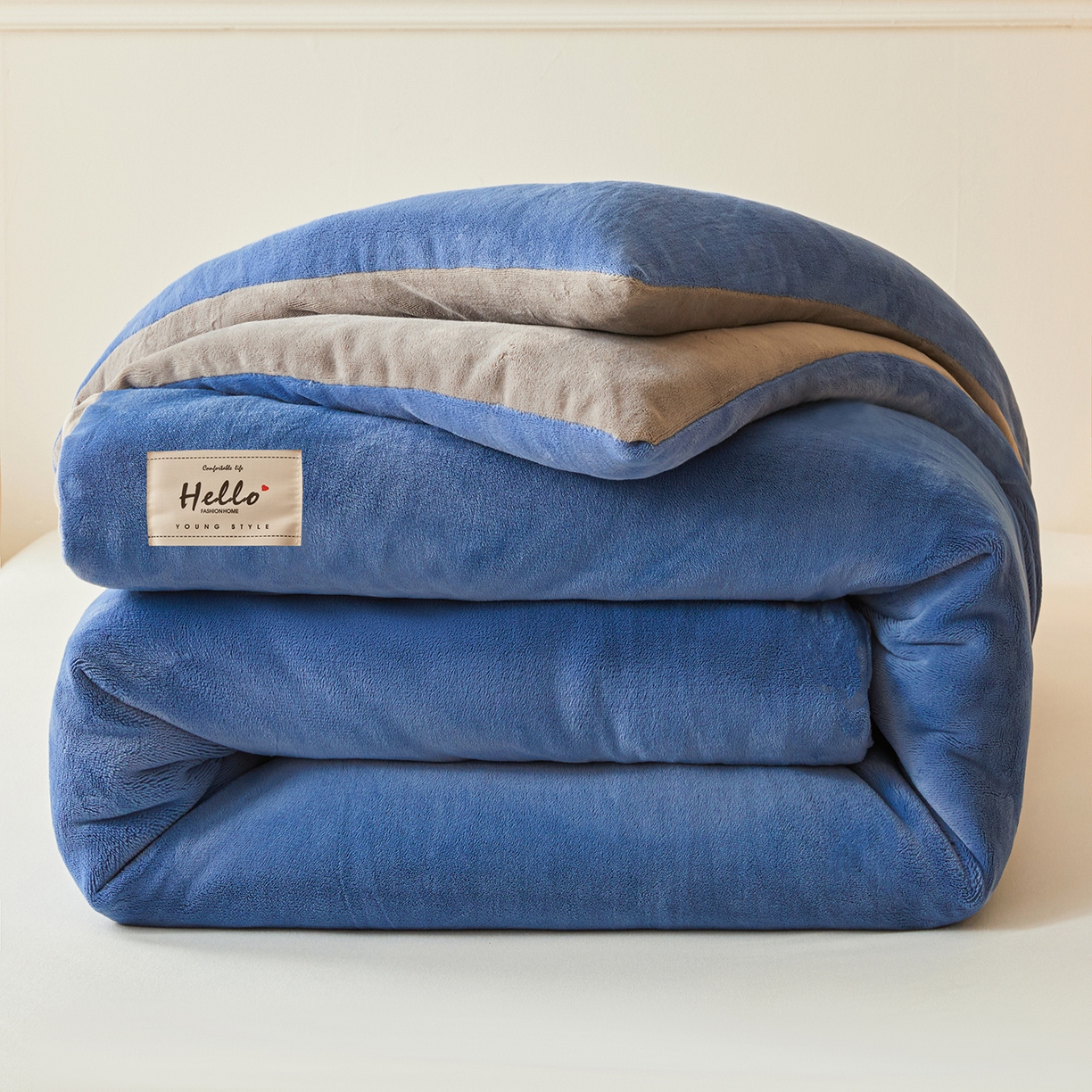 91家纺网 家纺一手货源 找家纺 鑫佰利 2025新款柔暖纯色牛奶绒冬被被子被芯 蓝灰双拼