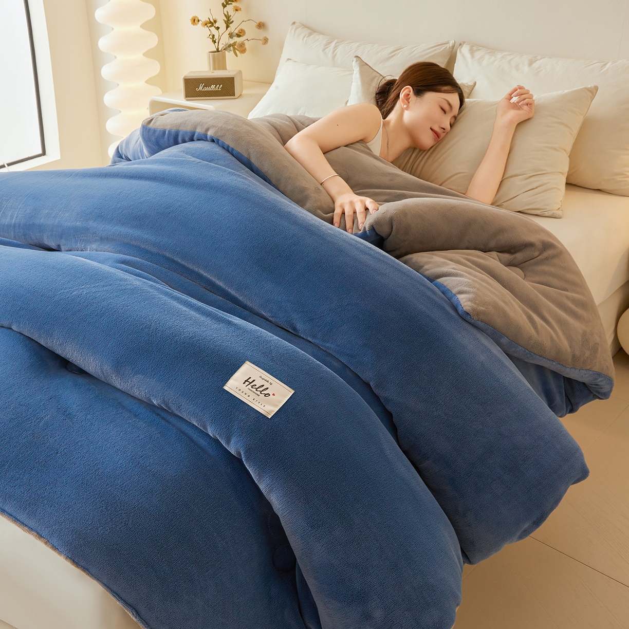 91家纺网 家纺一手货源 找家纺 鑫佰利 2025新款柔暖纯色牛奶绒冬被被子被芯 蓝灰双拼
