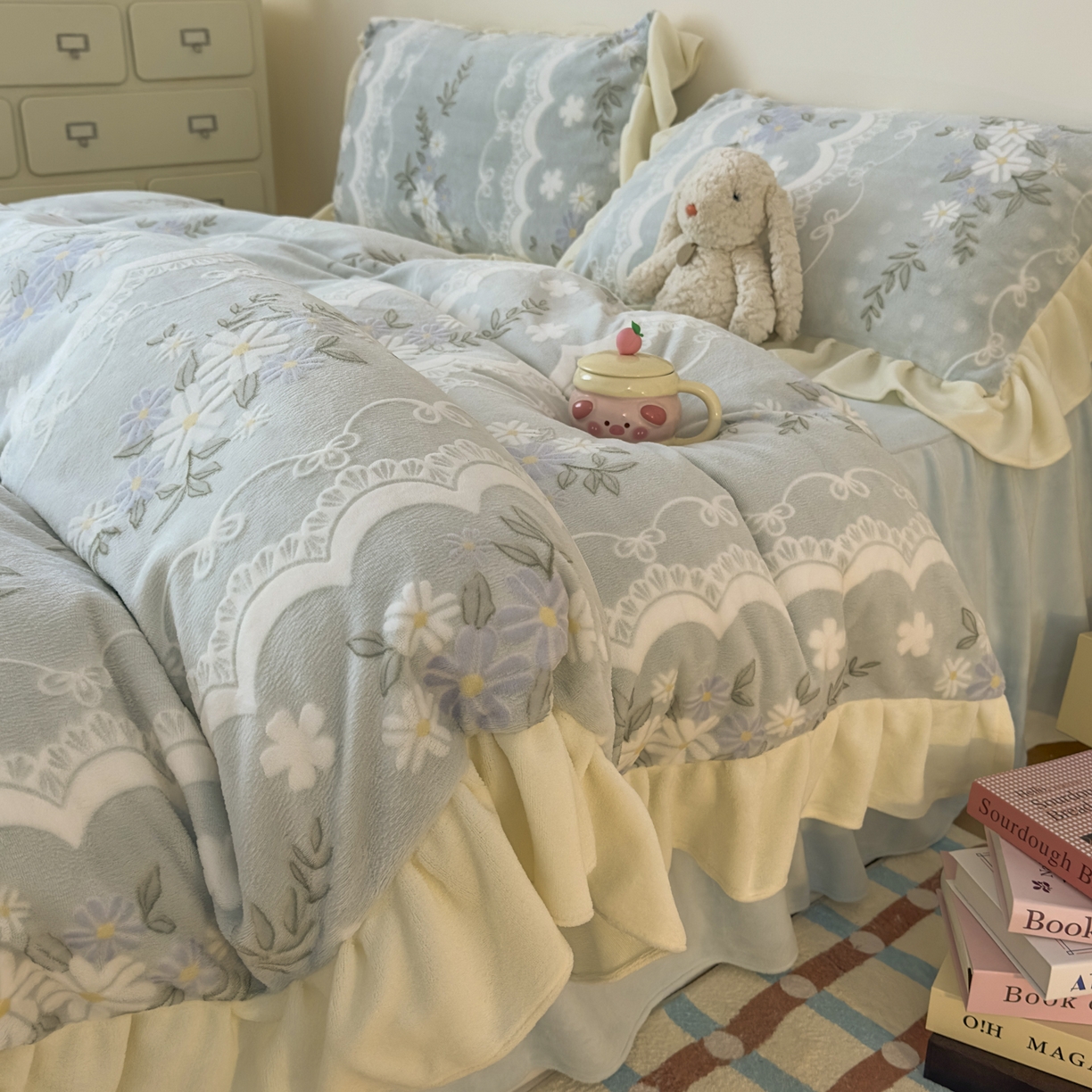 91家纺网 家纺一手货源 找家纺 KA家纺 2025新款秋冬床裙款着色烂花立体雕花牛奶绒四件套 安妮蓝